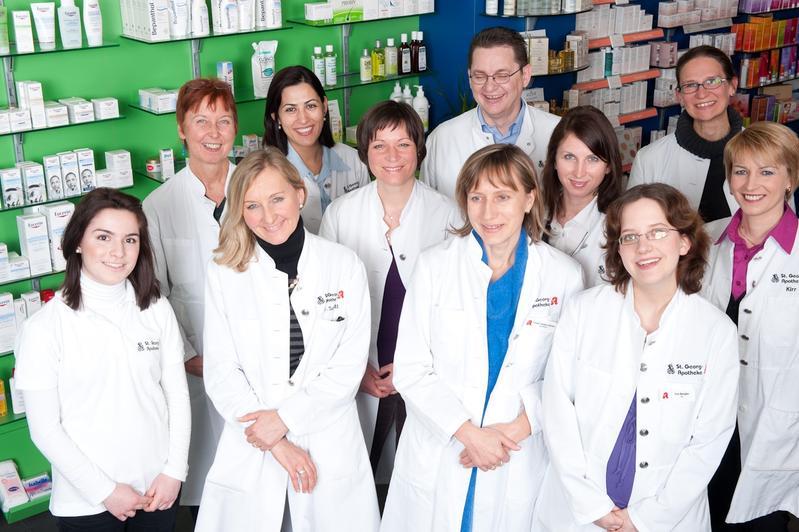 Ein Gruppenfoto des Teams der St. Georg Apotheke